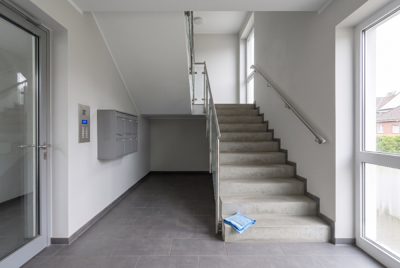 Frisch gereinigter Eingangsbereich eines Wohnhauses in Gevelsberg