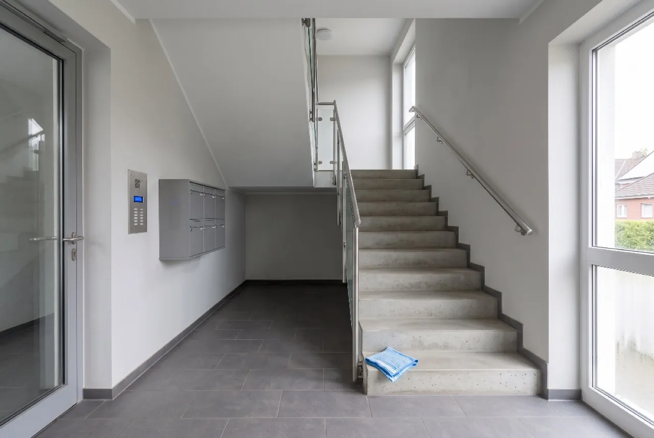 Frisch gereinigter Eingangsbereich eines Wohnhauses in Gevelsberg